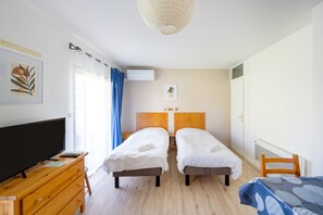 Iron/ironing board, WiFi, bed sheets