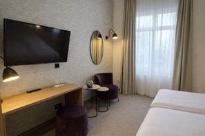 Kahden hengen comfort-huone | Allergiatestatut vuodevaatteet, ilmaiset minibaarituotteet, työpöytä