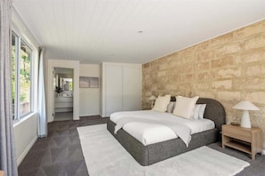 7 bedrooms, iron/ironing board, WiFi, bed sheets - Inji Retreat—Dual Bushland Retreat near the Coast (Yallingup)