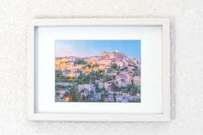 Fotografía enmarco de un pueblo con edificios sobre una colina.