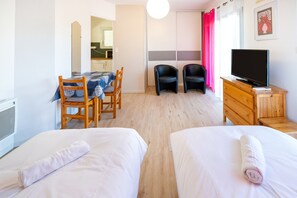 Room - Cozy Studio with Private Garden, Air Conditioning & Pool Table – Cazaubon (Cazaubon)