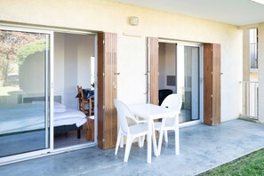 Outdoor dining - Cozy Studio with Private Garden, Air Conditioning & Pool Table – Cazaubon (Cazaubon)