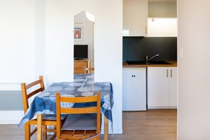 Dining - Cozy Studio with Private Garden, Air Conditioning & Pool Table – Cazaubon (Cazaubon)