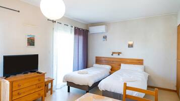 Tabla de planchar con plancha, wifi, ropa de cama