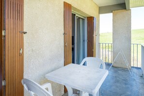 Outdoor dining - Cosy Studio with Balcony, Air Conditioning & Pool Table – Cazaubon (Cazaubon)