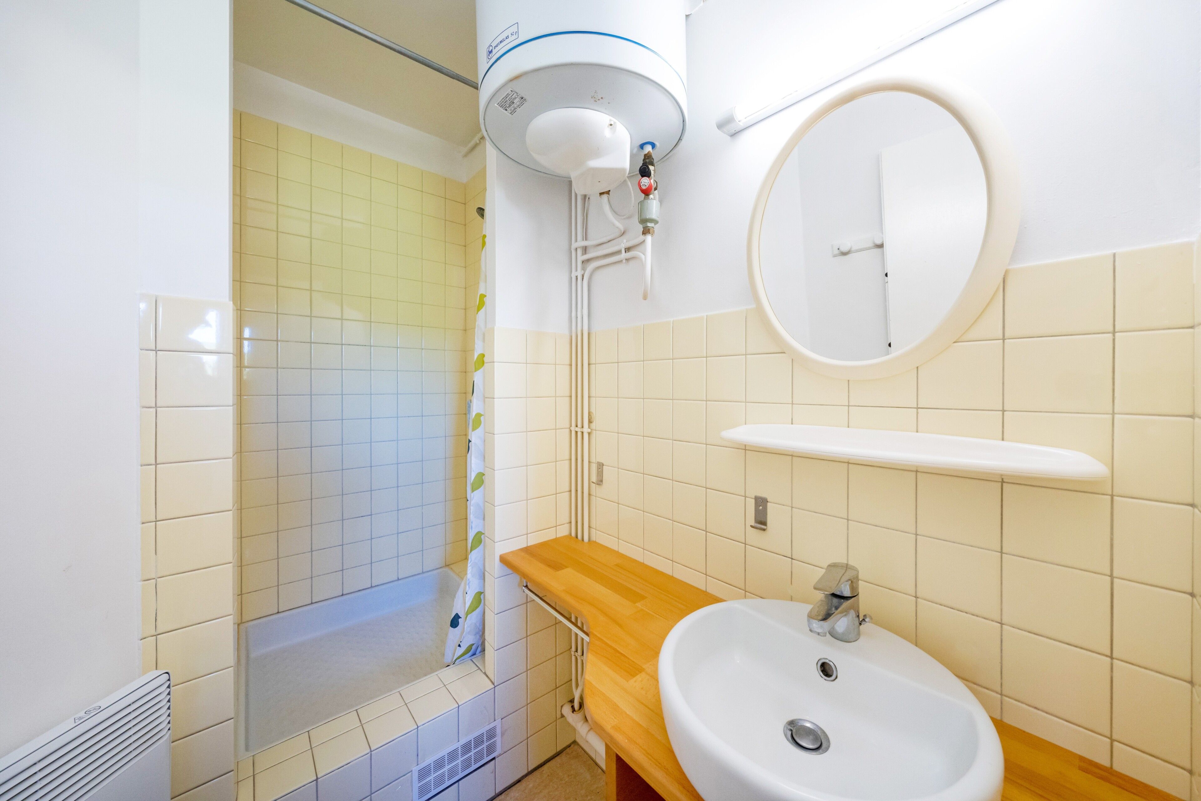 Douche, sèche-cheveux, serviettes fournies