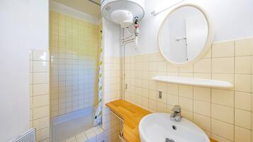 Douche, sèche-cheveux, serviettes fournies