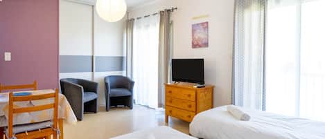 Iron/ironing board, WiFi, bed sheets