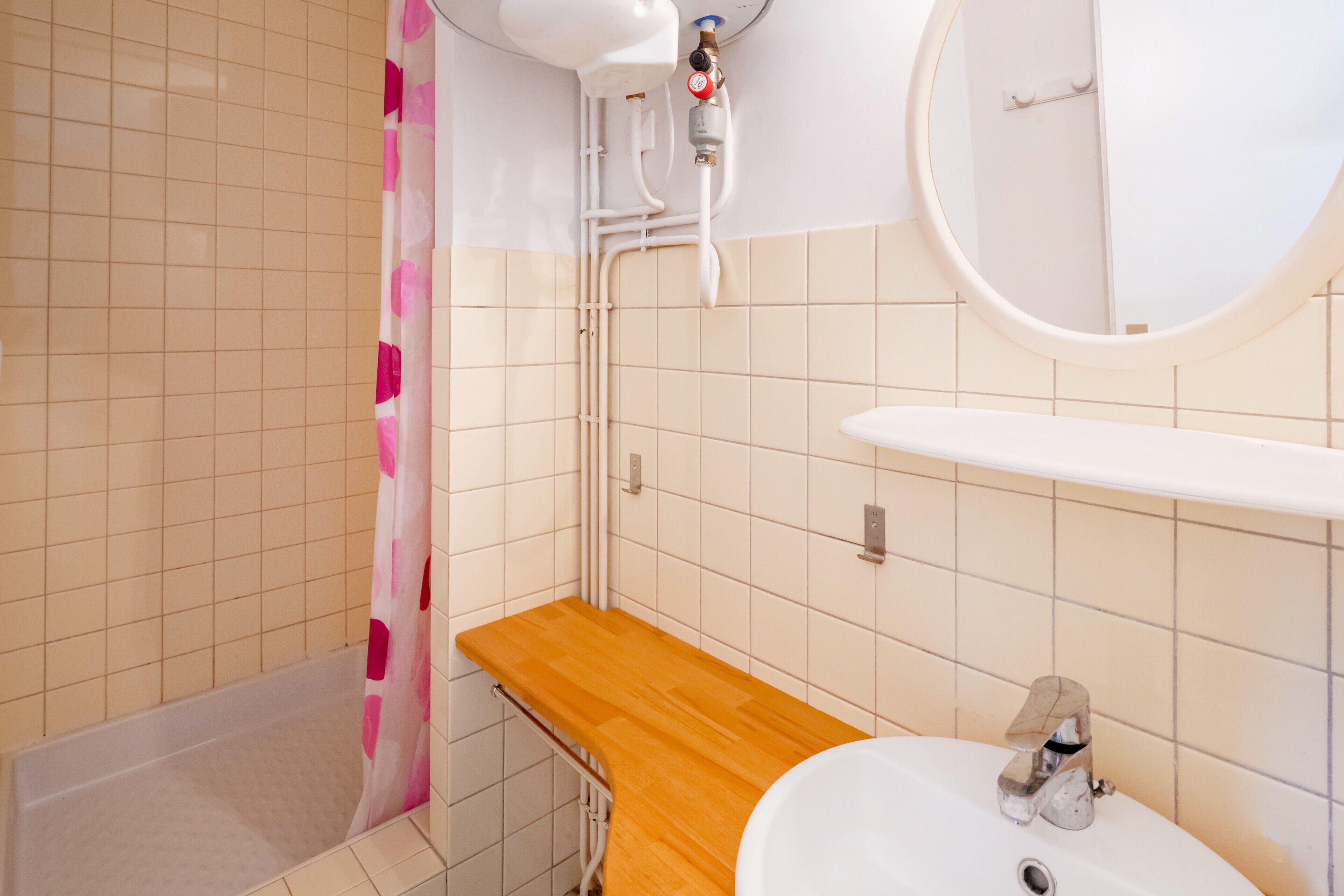 Douche, sèche-cheveux, serviettes fournies