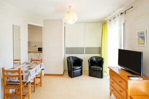 Dining - Cosy Studio with Balcony, Air Conditioning & Pool Table – Cazaubon (Cazaubon)
