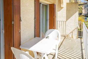Outdoor dining - Cosy Studio with Balcony, Air Conditioning & Pool Table – Cazaubon (Cazaubon)