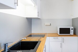 Private kitchen - Cosy Studio with Balcony, Air Conditioning & Pool Table – Cazaubon (Cazaubon)