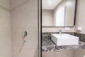 A bathroom with a white sink, a mirror, and a shower. - Soho VIllage en Palermo by Magno | 101 (Buenos Aires)
