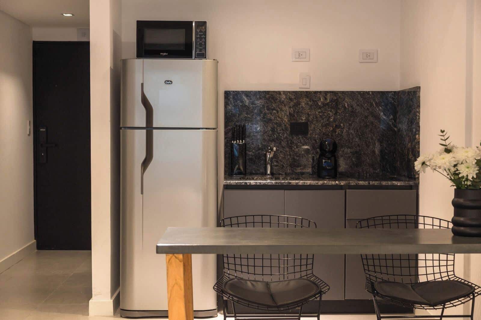 Kühlschrank, Mikrowelle, Ofen, Herdplatte