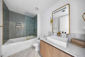 Condo, sacada, vista para a cidade | Banheiro