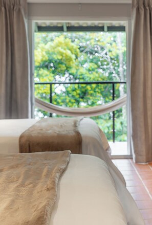 Signature Room, 1 King Bed, Balcony, Garden View | Balcony - Hotel Alto Monte (Chiguirí Arriba)