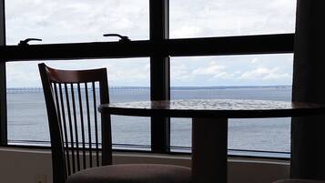 Deluxe Double Room, Beach View | Dining