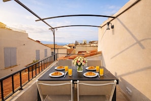 Outdoor dining - New 2026 • Townhouse • Sea View Terrace • 2BR 2BTH (Antibes)