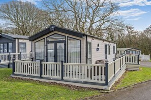 Exterior - Bunny Lodge Quiet 2-Bed Luxury Home near Milford (Downton)