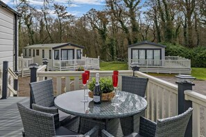 Outdoor dining - Bunny Lodge Quiet 2-Bed Luxury Home near Milford (Downton)