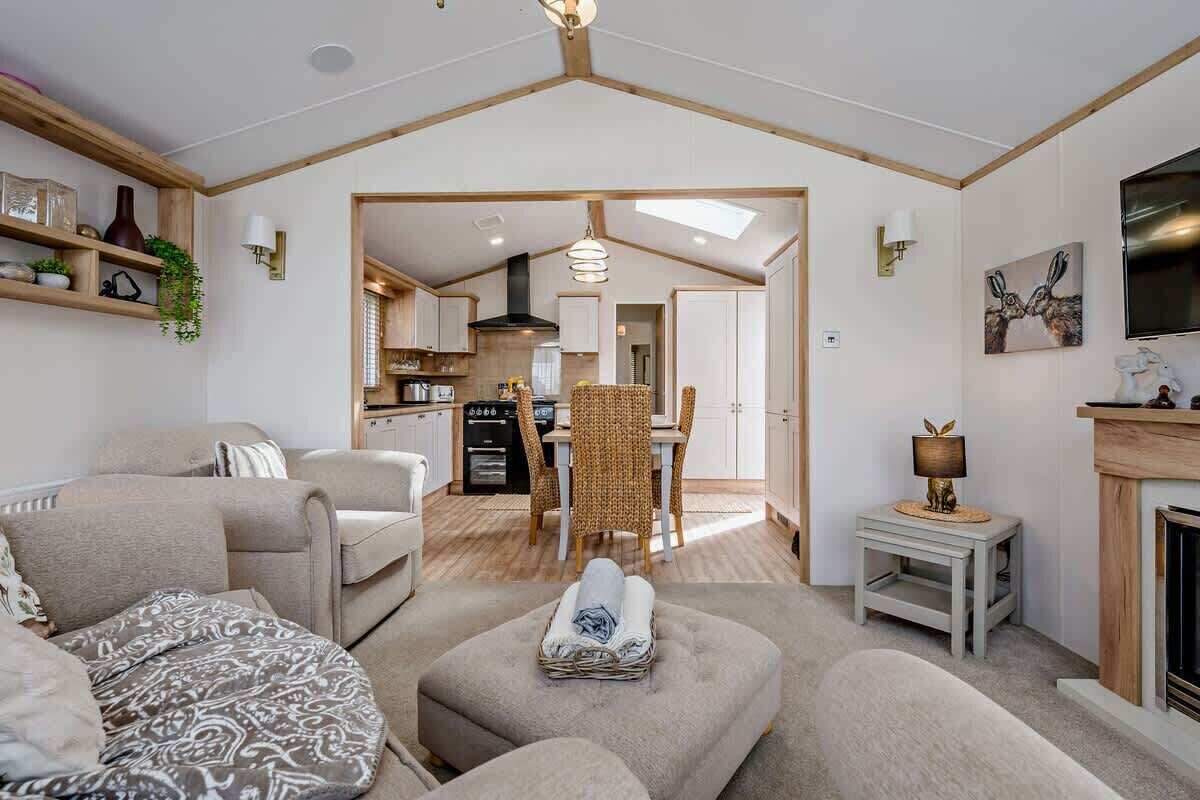 Smart TV, fireplace, stereo