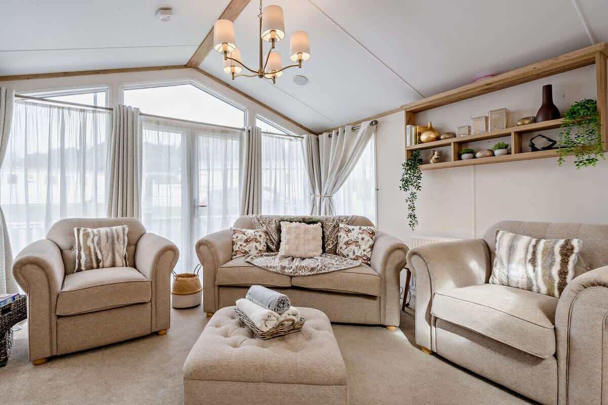 TV connectée, cheminée, chaîne hi-fi