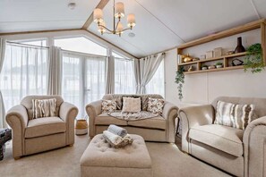 Smart TV, fireplace, stereo
