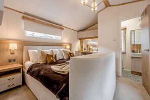2 bedrooms, iron/ironing board, free WiFi, bed sheets - Bunny Lodge Quiet 2-Bed Luxury Home near Milford (Downton)