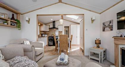 Bunny Lodge Quiet 2-Bed Luxury Home near Milford on Sea