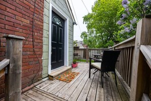 Backyard Patio. - Cozy Retreat w/2BR, Smart TV, AC, and Laundry (Toronto)