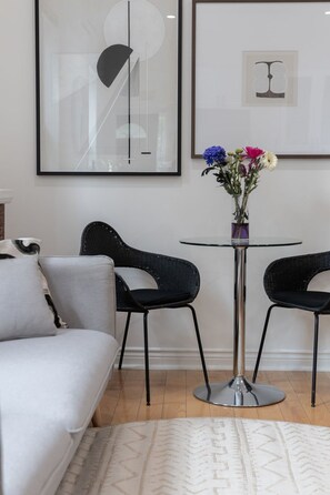 Interior details and décor - Cozy Retreat w/2BR, Smart TV, AC, and Laundry (Toronto)