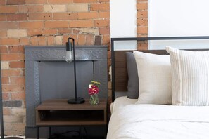 Interior details and décor - Cozy Retreat w/2BR, Smart TV, AC, and Laundry (Toronto)