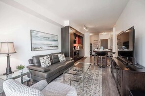 Luxury living in Toronto - everything you need for a pleasant stay! - Downtown 1B + D Condo, Central Location, Parking (Toronto)