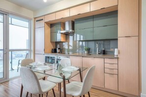 Cozy dining area perfect for meals, coffee, or planning your day. - Downtown 1BR Condo, WIFI, Balcony plus City Views (Toronto)