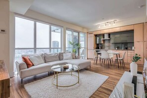 Bright and comfortable living space designed for relaxing after a day in the city. - Downtown 1BR Condo, WIFI, Balcony plus City Views (Toronto)