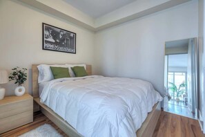 Peaceful bedroom designed for a comfortable and restful night’s sleep. - Downtown 1BR Condo, WIFI, Balcony plus City Views (Toronto)