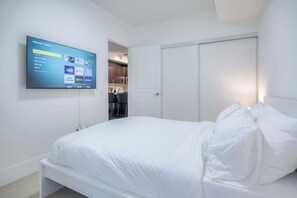 Cozy bedroom with hotel-quality linens for a restful night’s sleep. - Cozy 1BR Downtown Stay with Balcony Views (Toronto)