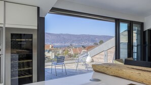 Una cuina moderna amb vista a una ciutat i muntanyes.