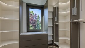 Un armari modern amb prestatgeries integrades, una finestra i vistes als arbres.