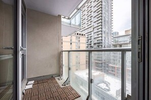 Private balcony where you can relax and admire the surroundings - Top Graded Metropolitan Suite w/ Free Parking (Toronto)