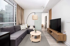 Airy living space complete with a comfortable sofa - Top Graded Metropolitan Suite w/ Free Parking (Toronto)