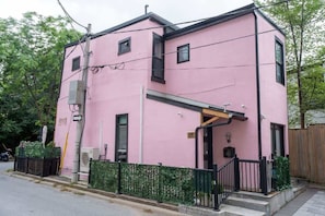 Welcome to your home away from home – a cozy retreat in a vibrant neighborhood. - Stylish 2BR Home with Front Yard & Free Parking (Toronto)