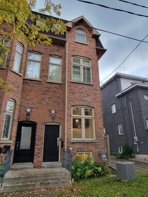 Step outside and enjoy the fresh air in a beautifully landscaped outdoor space. - Remodeled 3BR Urban Retreat w/ Offices & Parking (Toronto)