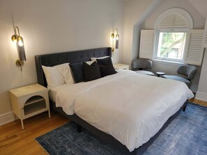 Luxurious Private top floor Master Suite with Patio & Ensuite - Remodeled 3BR Urban Retreat w/ Offices & Parking (Toronto)