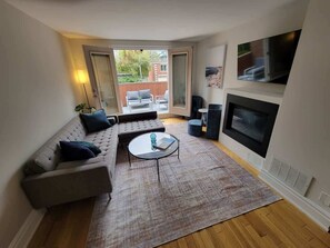 Relax in style with plush seating and entertainment at your fingertips. - Remodeled 3BR Urban Retreat w/ Offices & Parking (Toronto)