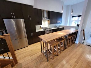 Cook up your favorite meals in a kitchen equipped with everything you need. - Remodeled 3BR Urban Retreat w/ Offices & Parking (Toronto)