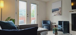 Relax in style with plush seating and entertainment at your fingertips. - Remodeled 3BR Urban Retreat w/ Offices & Parking (Toronto)