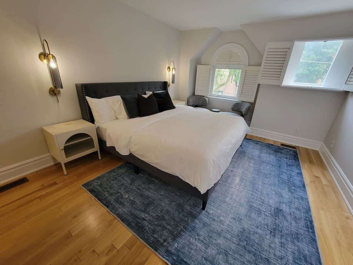 Luxurious Private top floor Master Suite with Patio & Ensuite