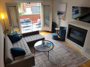 Relax in style with plush seating and entertainment at your fingertips. - Remodeled 3BR Urban Retreat w/ Offices & Parking (Toronto)