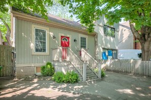 Charming, well-kept exterior in a peaceful neighborhood with quick access to Toronto’s best spots. - Cozy 3BR Home | 2Kitchens + Backyard | Leslieville (Toronto)